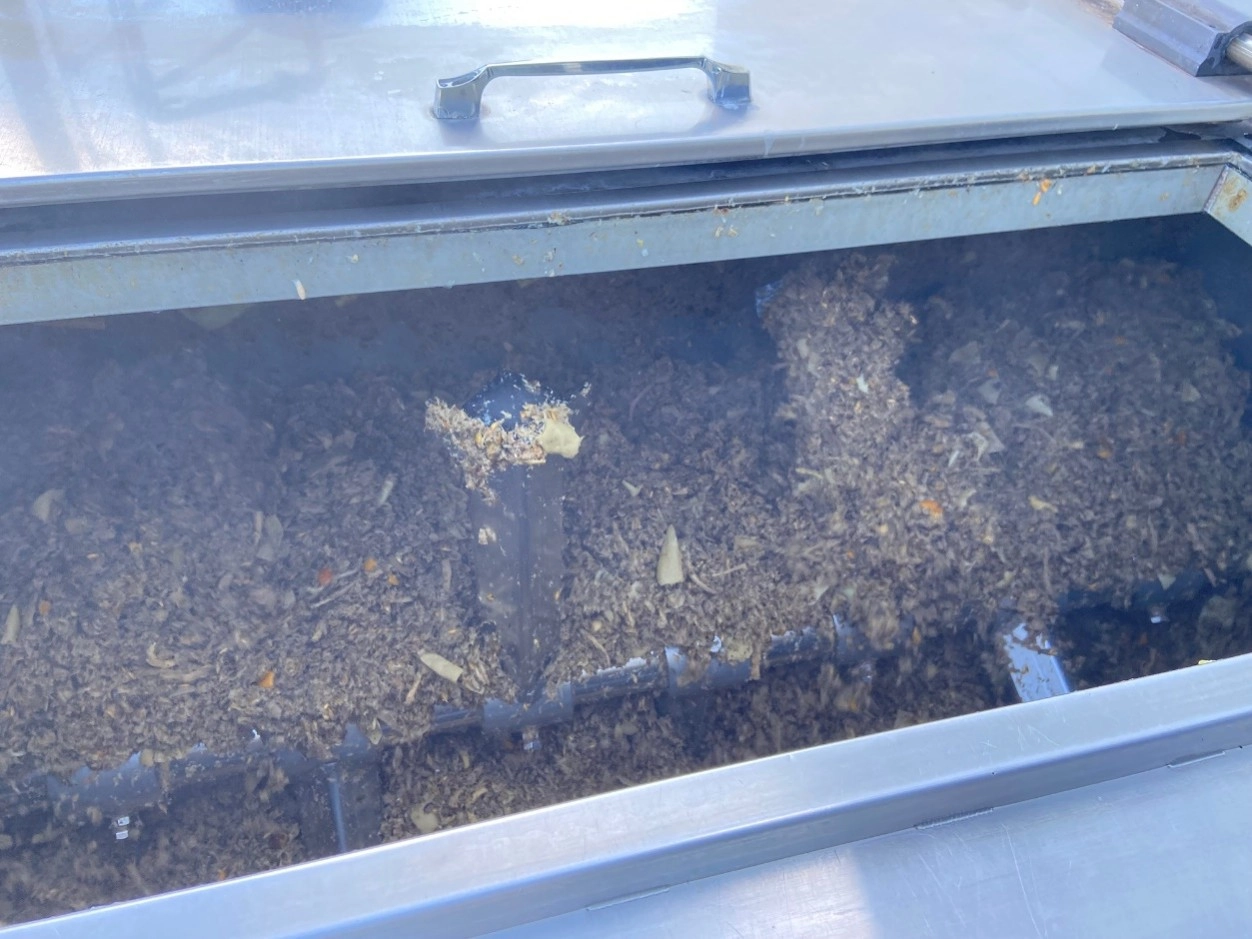 食品残渣約600kg/日を投入装置内で回転しながら発酵・分解